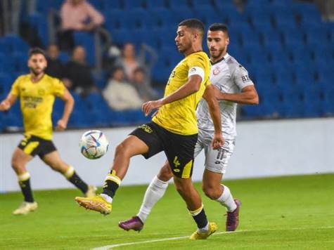 <P>גם רז שלמה מקבל את הכרטיס הצהוב</P>
<P>(ברני ארדוב)&nbsp;</P>