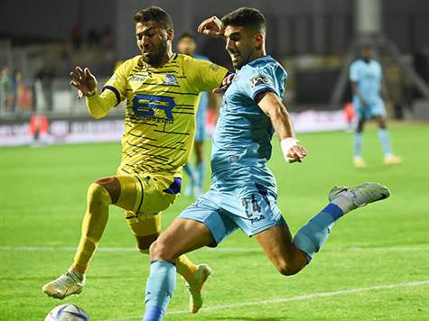 <STRONG>סיום המחצית הראשונה, עם 0:1 למכבי תל אביב.</STRONG>