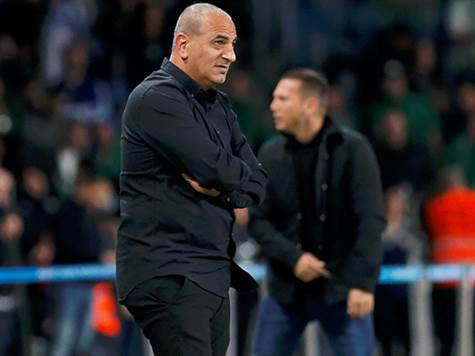 איש אחד שיעמוד במוקד: קובי רפואה, שבתחילת העונה אימן את הפועל ת``א - ועבר לאמן את סכנין לאחר שפוטר. הערב, הוא ינסה גם לנצח - ואולי להוכיח לקבוצתו לשעבר שהוא היה ראוי לה (צילום: אלן שיבר)