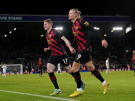 החיבור של גריליש-הולאנד עובד פעם נוספת, כשהפעם דאבל פאס שלהם הסתיים בבעיטה לרשת! (GETTY)