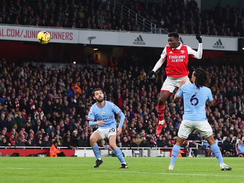 איזה מצב של ארסנל! הגבהה נהדרת של זינצ`נקו מצאה את ראשו של אנקטיה, שהיה פנוי לגמרי ונגח את הכדור החוצה! החמצה של התותחנים בהתקפה הזו (GETTY)