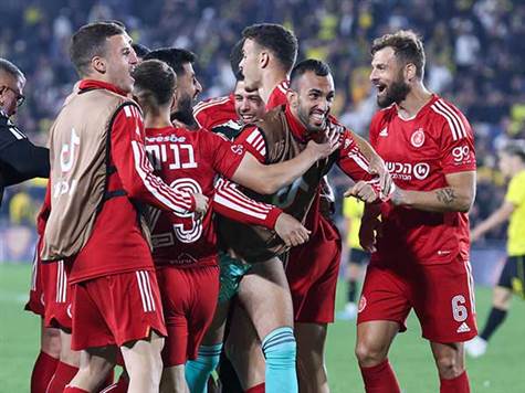 13 ימים לאחר הניצחון הגדול של האדומים בטדי, הפועל ת``א חוזרת לאצטדיון הירושלמי - ותנסה להשלים עונה מושלמת מול היריבה הגדולה, עם שלושה נצחונות בשלושה משחקים (צילום: דני מרון)