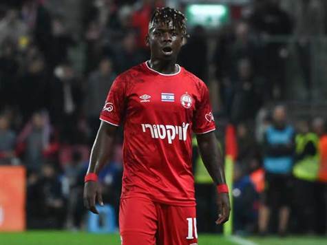 בצד של הפועל באר שבע, הופעת בכרוה לדיינר קיניונס הקולומביאני בהרכב הפותח. אלון תורג`מן בחוד (צילום: ברני ארדוב)