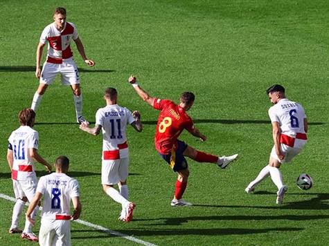 <strong>ספרד בבליץ! פביאן רואיס היתל בשחקני ההגנה, ולאחר שתי הטעיות שלח בעיטה אדירה לרשת. 0:2 ללה רוחה! (GETTY)</strong>