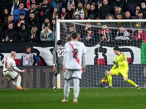 ליונה הכניס כדור ענק לחלוץ שעשה תנועה גדולה לרחבה ושלח רגל ארוכה שהסיטה את הכדור והכניעה את קורטואה (GETTY)