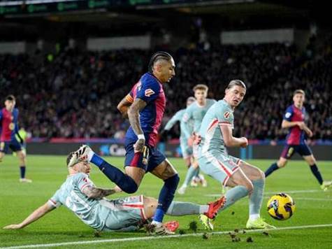 בעיטה מסוכנת של ראפיניה, אבל הברזילאי נבלם על ידי רגל של אתלטיקו