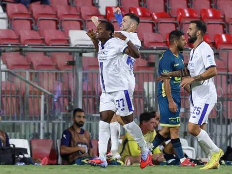 אלטמן שלח כדור גדול לקליי, שהיתל בשומר שלו ומחוץ לרחבה סובב את הכדור לרשת. שער נהדר! (מאור אלקסלסי)