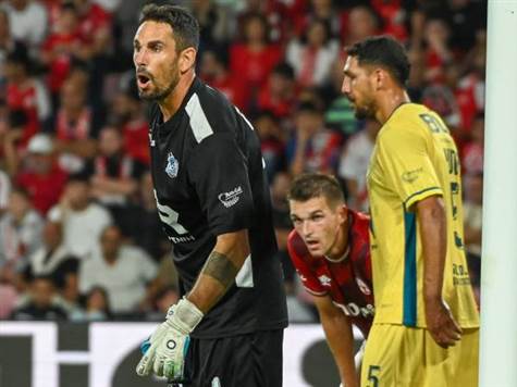 הזדמנות גדולה לזלטאנוביץ' שנשלח לאחד על אחד עם עמוס, אבל הוא לא הצליח להשתלט טוב וההגנה חזרה (ברני ארדוב)