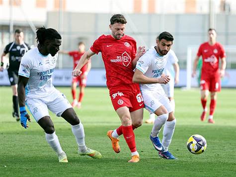 מחצית באצטדיון בראל: טבריה והפועל ת``א יורדות לחדרי ההלבשה ב-0:0. שתי הקבוצות מציגות משחק התקפה לא מדויק (אלן שיבר)