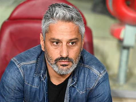 ברק יצחקי. מאמן בית``ר לא רגוע וכועס על לא מעט החלטות של ספיר ברמן (ברני ארדוב)