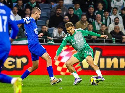 חצי שעה של כדורגל והמשחק הזה צבוע בירוק עד כה, כשהאורחים לא מצליחים לייצר התקפות טובות מספיק (קובי אליהו)