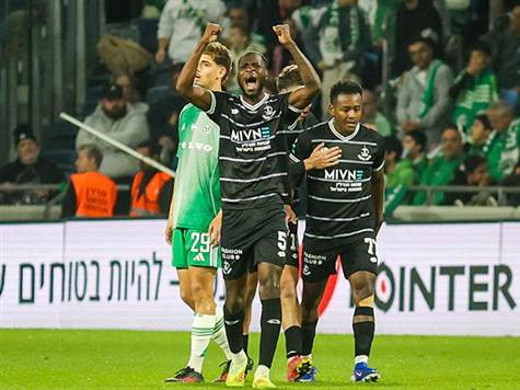 <strong>והנה השער של הפועל פ``ת! (צילום: קובי אליהו)</strong>