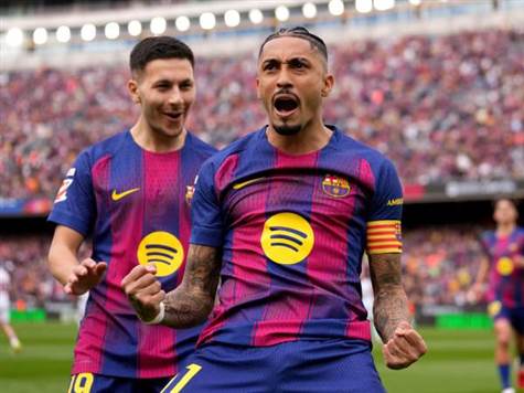 בארדגי מוסר רוחב לברזילאי, שעם עזרה קטנה מהבלם מצליח לכבוש פעם נוספת. המארחת בדרך לניצחון ביתי גדול (GETTY)