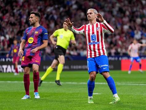 <p>גריזמן השחיל בין רגליו של קובארסי והפיל את אראוחו, אך המהלך הענק הסתיים בבעיטה לידיים של גרסיה מקרוב.</p><p>(GETTY)</p>