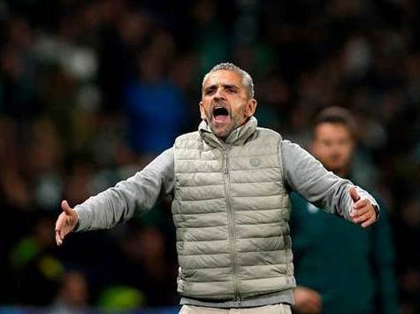 זה היה מסוכן! מסירה של ראיה כמעט ופגעה בשחקן של ספורטינג בסמוך לשער, אבל האירוע הסתיים בשלום מבחינת האורחים. ספורטינג נראית נהדר (GETTY)