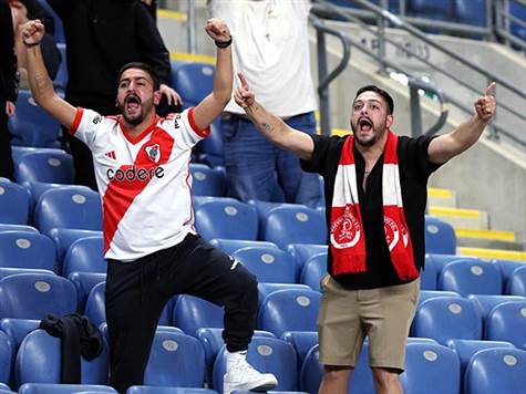 האצטדיון אמנם לא מלא, אבל כאלף איש נמצאים כאן - ונותנים אווירה נהדרת (צילום: אלן שיבר)