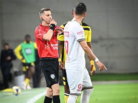 דקל צינו. ההחלטה שלו במחצית הראשונה כמעט ועלתה להפועל חיפה ביוקר (ברני ארדוב)