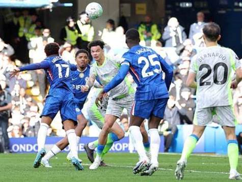 הנה זה בא. שרקי הגביה כדור טוב והמגן נגח מקרוב את הראשון שלנו להערב (GETTY)