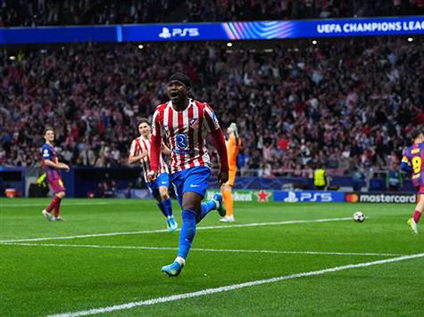 <strong>אתלטיקו מצמקת ל-2:1! </strong>כמו שראינו לא מעט פעמים העונה, התקפה מנצלת את הקו הגבוה של ברצלונה ויורנטה מסר רוחב ללוקמן, שכבש מקרוב שער מצמק. <strong>כרגע 2:3 לקולצ'ונרוס בסיכום. צפו בשער >>></strong>