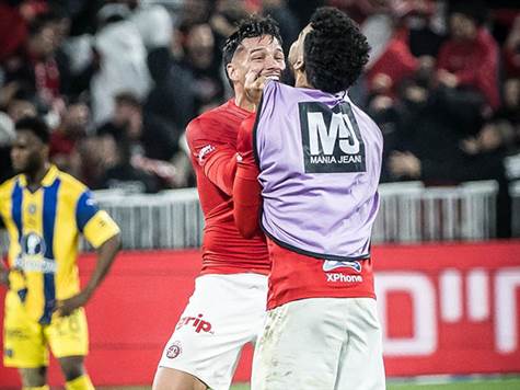 המפגש האדיר בין מכבי והפועל כמעט תמיד מספק לנו רגעים אדירים שנחקקים בספרי ההיסטוריה של הכדורגל הישראלי. עד לפני מספר חודשים הזיכרונות האלו היו בעיקר צהובים, אך אחרי הדחה כואבת בגביע - הפועל תל אביב ביצעה מהפך בליגה וגברה 1:2 על היריבה המרה עם שני שערים בתוספת הזמן, שנתנו אות לחגיגות ענקיות. (עודד קרני).&nbsp;<strong>צפו בתקציר הדרבי הקודם בנגן המצורף!</strong>