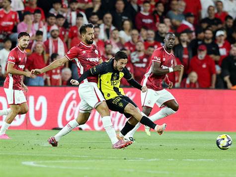 מחכים לשער ראשון במשחק העונה (אלן שיבר)