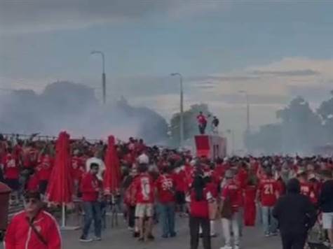 האוהדים האדומים בטירוף לפני השריקה