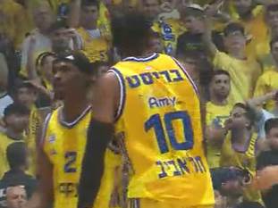 <strong>צפו בשלשה הקשה של בריסט על הבאזר של הרבע הראשון. 15:16 להפועל ירושלים על מכבי תל אביב אחרי 10 דקות.</strong>