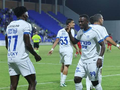 מחצית ברחובות: מכבי פ``ת ביתרון מבטיח של 0:2 על הפועל ר``ג מצמד של קורטס