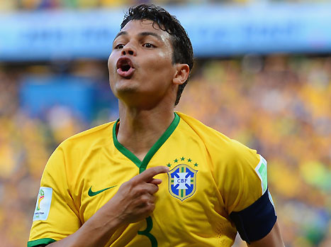 טיאגו סילבה חוגג את שערו ה-3 בסך הכל בנבחרת ברזיל