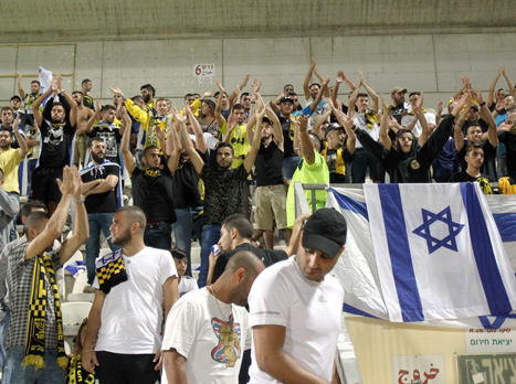 גם אוהדי בית``ר ירושלים כבר ממוקמים ביציע שלהם (צילום: דני מרון)