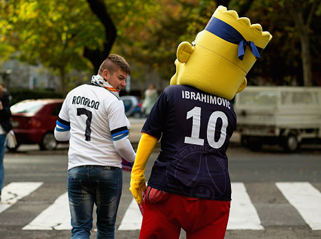 נראה שמשפחת סימפסון כבר בחרה צד במשחק הערב... (getty)