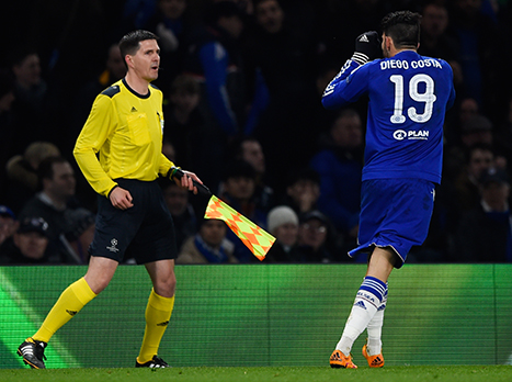 דייגו קוסטה מציע לשופט להרכיב משקפיים (gettyimages)
