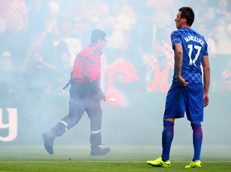 לכל טורניר גדול יש את המשחק הזה, שנחקק בזיכרון ונכנס לסיפורים במשך עשורים. אחרי מחזור וחצי ביורו 2016, אפשר להגיד שמצאנו את המועמד הראשון לקבל את התווית הזו, בלי מתחרים. קרואטיה איבדה יתרון כפול וסיימה ב-2:2 דרמטי במיוחד מול צ`כיה, במשחק שהיה בו הכל - כולל הפסקה ל-5 דקות בשל התפרעות אוהדים.