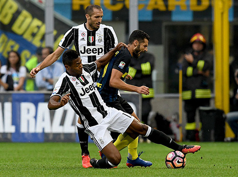 אינטר פתחה טוב יותר את המחצית השניה. קאנדרבה כמעט הפתיע את בופון בבעיטה מסובבת מסף הרחבה, אך השוער האגדי הסתדר