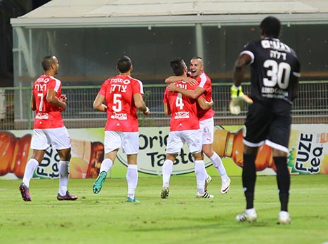 בוזגלו השתלט על הריבאונד וקבע 0:2 (לירון מולדובן)