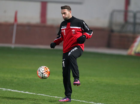 בני סכנין יודעת שאם יש משחק שבו היא חייבת לקחת נקודות, זה הערב. החניכים של יוסי אבוקסיס, שיגיעו הערב לדוחא אחרי הפסדים למכבי תל אביב בליגה ולבית``ר ירושלים בגביע, רחוקים רק ארבעה שערים ממכבי חיפה שבמקום השישי וכל תוצאה מלבד הפסד, תציב אותם בטבלה לפני הירוקים (צילום: יוסי שקל)