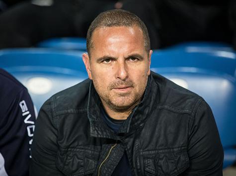 20 דקות ראשונות מאחורינו, וקשה להאמין שבן שמעון אוהב את מה שהוא רואה בינתיים (צילום: ספי מגריזו)