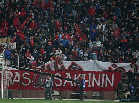 אוהדי סכנין מתחממים (יוסי שקל)