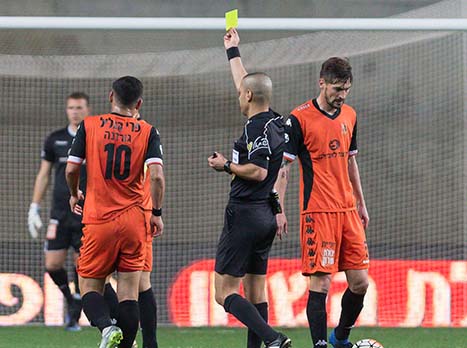 עזוז במסירה לא טובה, גורדנה נאלץ להפיל את חדד ורואה כרטיס ראשון במשחק (צילום: עודד קרני)