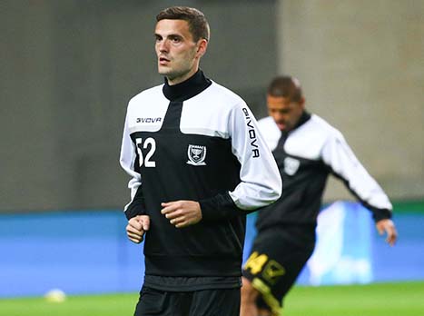 מבחינה מקצועית, קפטן בית``ר ירושלים דן איינבינדר הודח מההרכב, אולי בשל המגעים התקועים בינו לבין המועדון, כשקלאודמיר, דוד קלטינס ואריק סאבו משתפים פעולה במרכז השדה. חן עזרא, שכבש בשני ההפסדים האחרונים מול מכבי חיפה ומכבי ת``א, יפתח בהתקפה לצד עידן ורד ואיתי שכטר