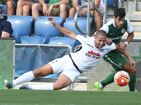 סאן מנחם מול חגי גולדנברג. מגן פ``ת החליף את אורי מגבו בהרכב ברגע האחרון (צילום: אלן שיבר)