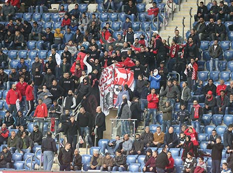 1,720 אוהדים הגיעו למושבה ובינתיים לא ממש נהנים מהכדורגל ששתי הקבוצות מציגות