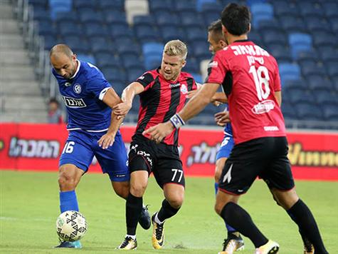 כמעט השער השני של אשקלון! רודי חדד בעט בעוצמה מחוץ לרחבה והדביק את הכדור למשקוף (יוסי שקל).