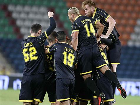 תמונת המחצית שלנו - שחקני בית``ר ירושלים חוגגים בטדי (צילום: אלן שיבר)