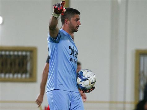 רוקאביצה נשלח לאחד-על-אחד מול ג`ראפי, אבל ידו על השוער הייתה על העליונה (דני מרון)