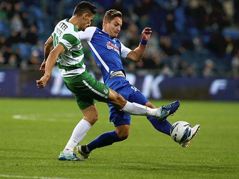 קוסטדינוב ובריק במאבק על הכדור (צילום: אלן שיבר)