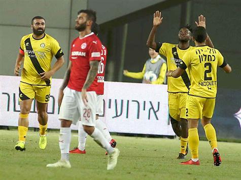 אביב אברהם, שרק נכנס לפני שלוש דקות, עם כדור עומק מושלם לקוגבנייה, שבחיתוך מקדים את אלחמיד ומסיים באלגנטיות מעל חיימוב. שער לתפארת, יש לנו כאן משחק!