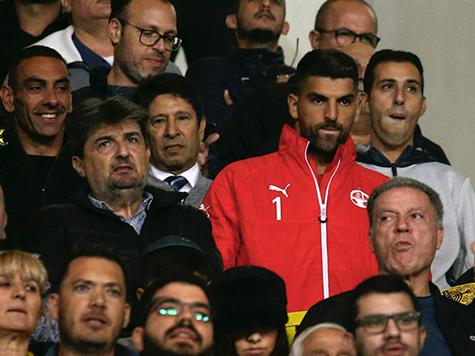 שני השוערים הראשונים צופים במשחק זה לצד זה (אלן שיבר)