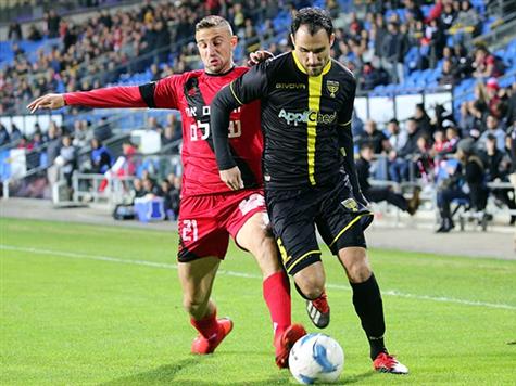 כדור קרן מסוכן של בית``ר, אבל ההתקפה מסתיימת עם נגיחה לא מדויקת ובעיטה מזווית קשה החוצה. (אודי ציטיאט)