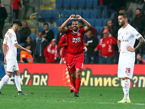 <STRONG>מחצית במושבה: הפועל ביתרון מפנדל שלא היה </STRONG>(אלן שיבר)